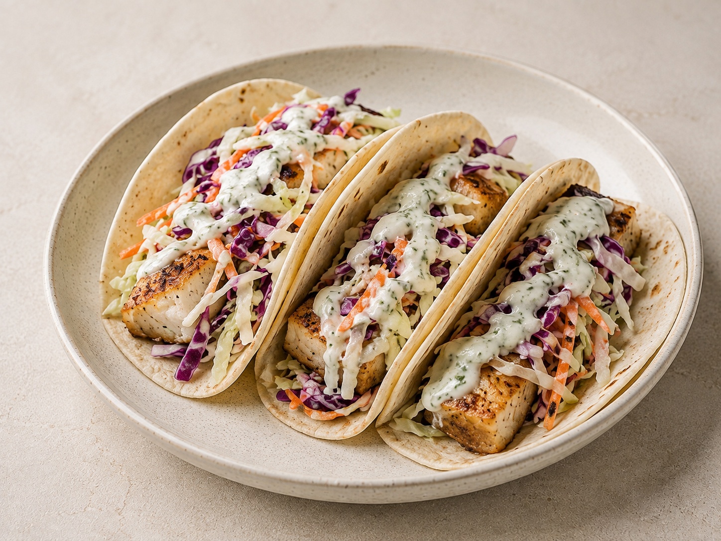 Foto de Tacos de pescado con col y salsa de yogur